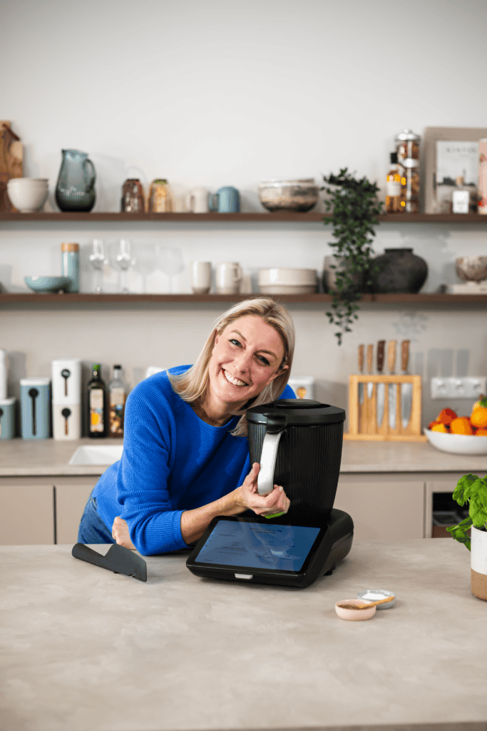 D&eacute;si lehnt sich liebevoll an ihren Thermomix&reg;.